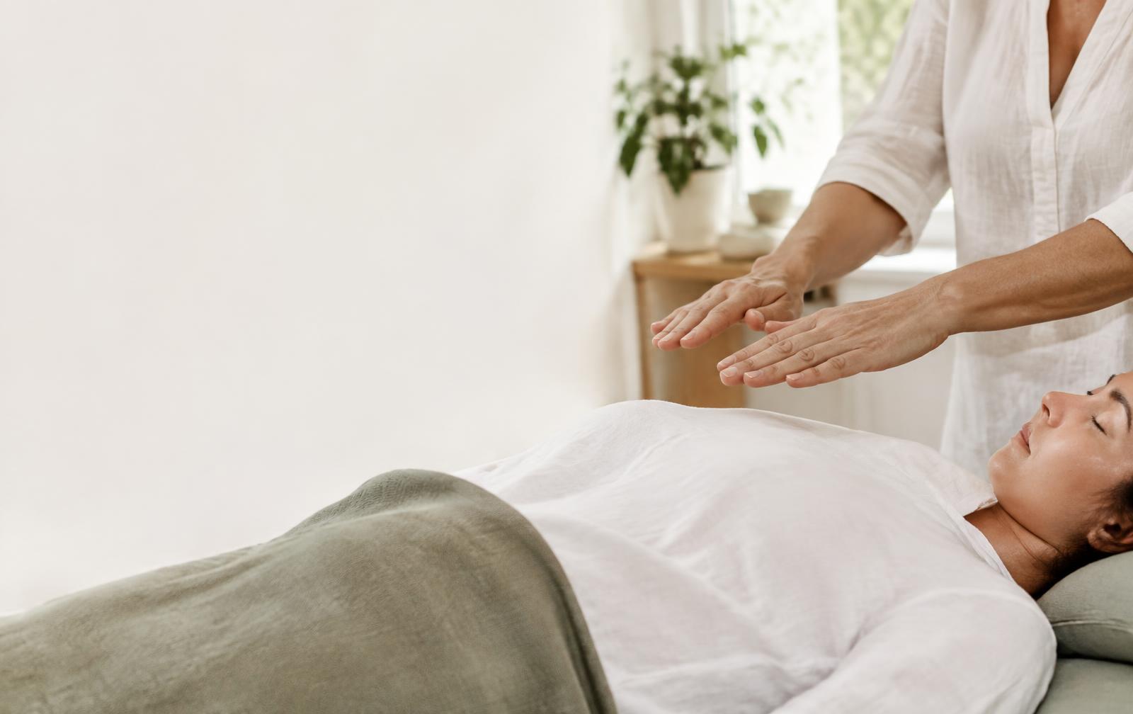 Mãos próximas ao corpo durante uma representação de sessão de Reiki